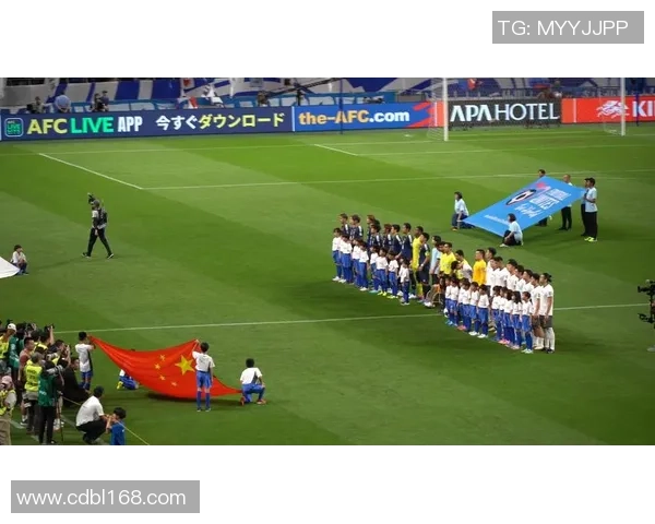 足球明星在国歌演唱中泪洒赛场感动全场观众引发热议